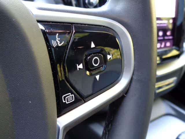 2022 Volvo XC60 B5 R-Design