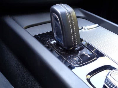 2022 Volvo XC60 B5 R-Design