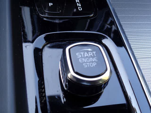 2022 Volvo XC60 B5 R-Design