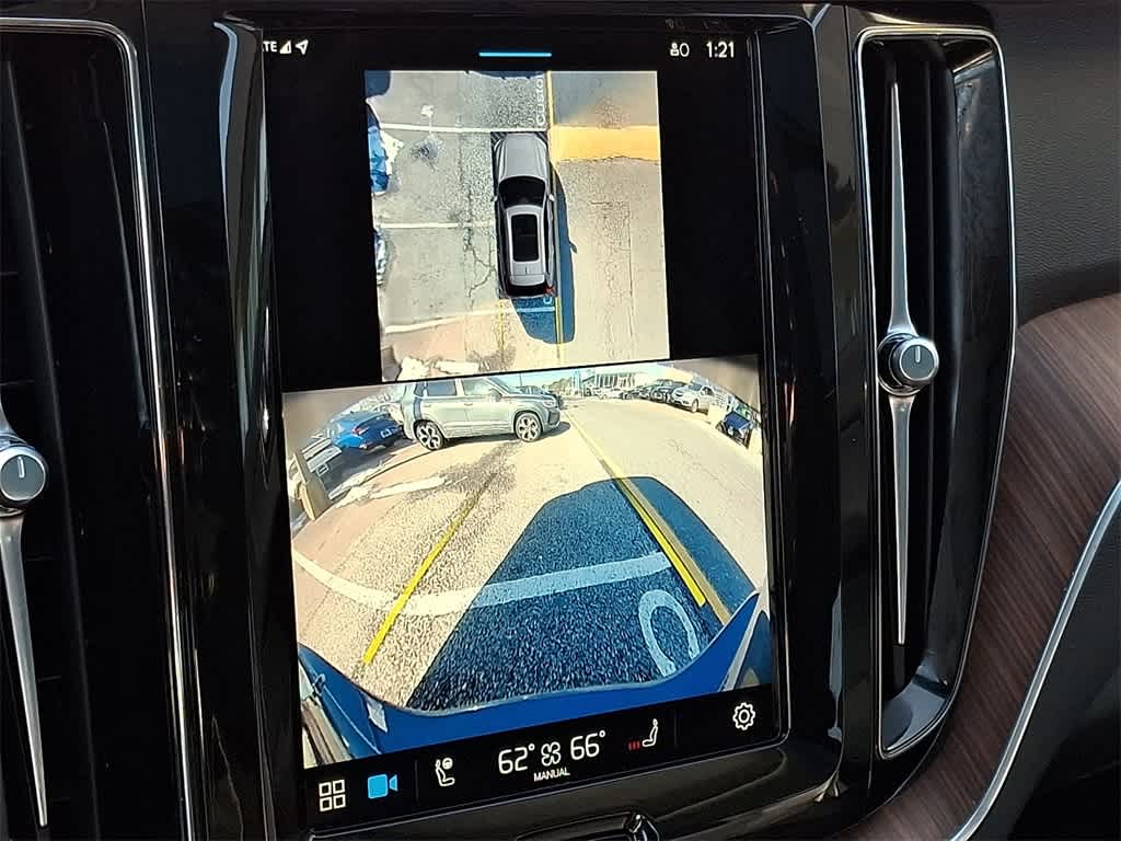 2024 Volvo XC60 Plus Dark Theme