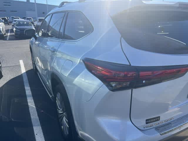 2022 Toyota Highlander Hybrid Platinum
