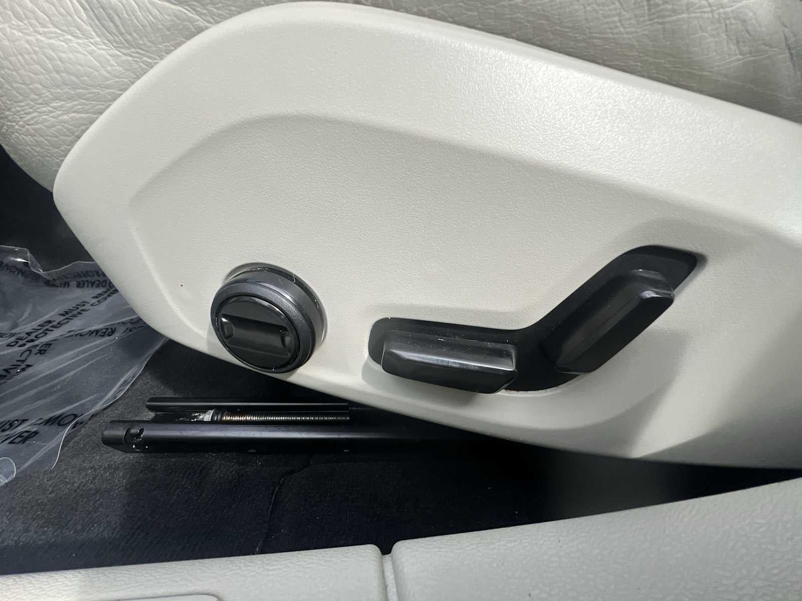 2024 Volvo S60 Plus Dark Theme