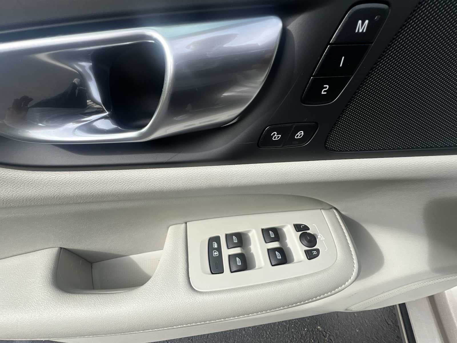 2024 Volvo S60 Plus Dark Theme