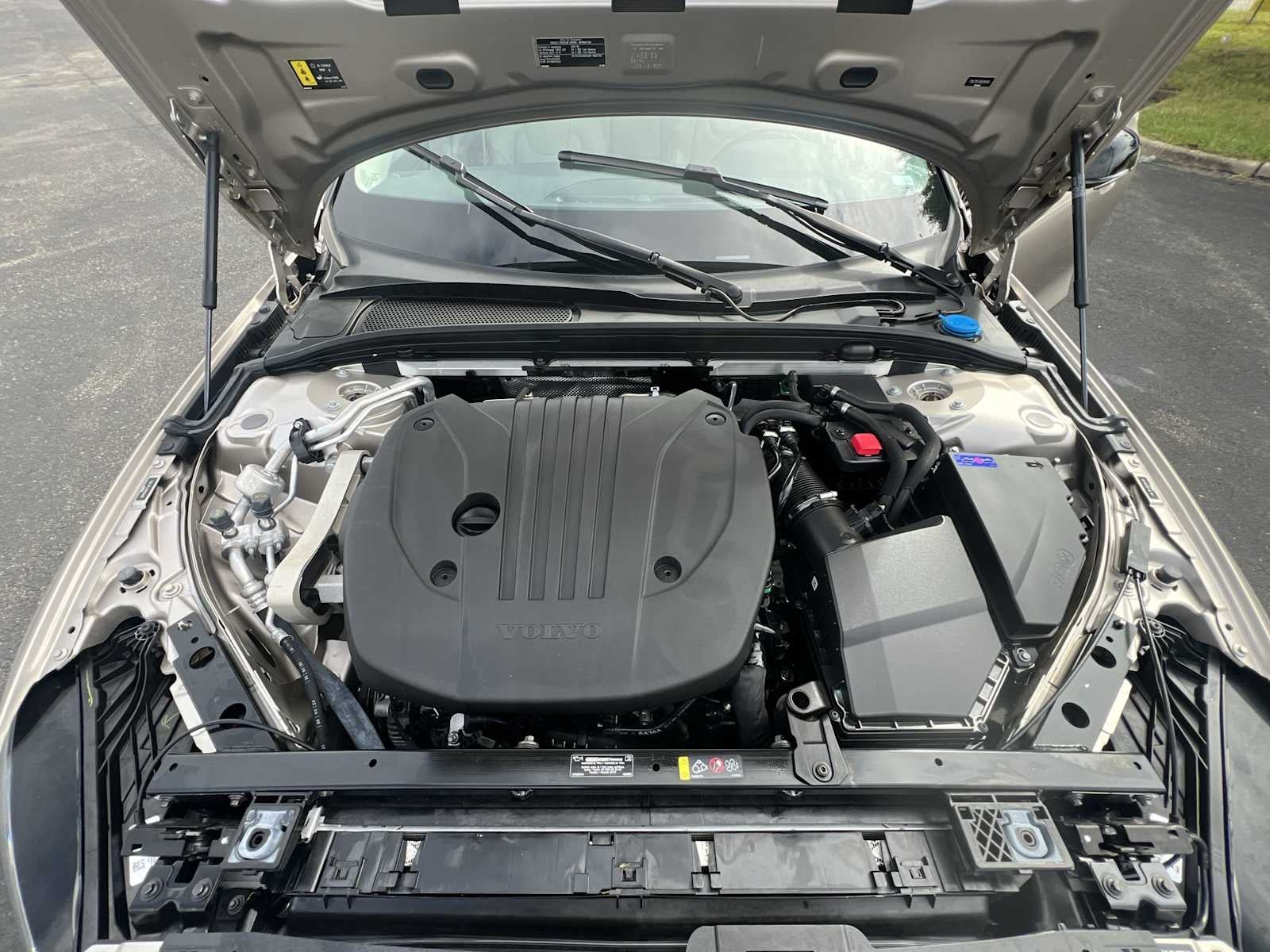 2024 Volvo S60 Plus Dark Theme