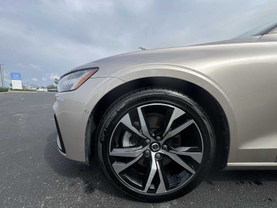 2024 Volvo S60 Plus Dark Theme