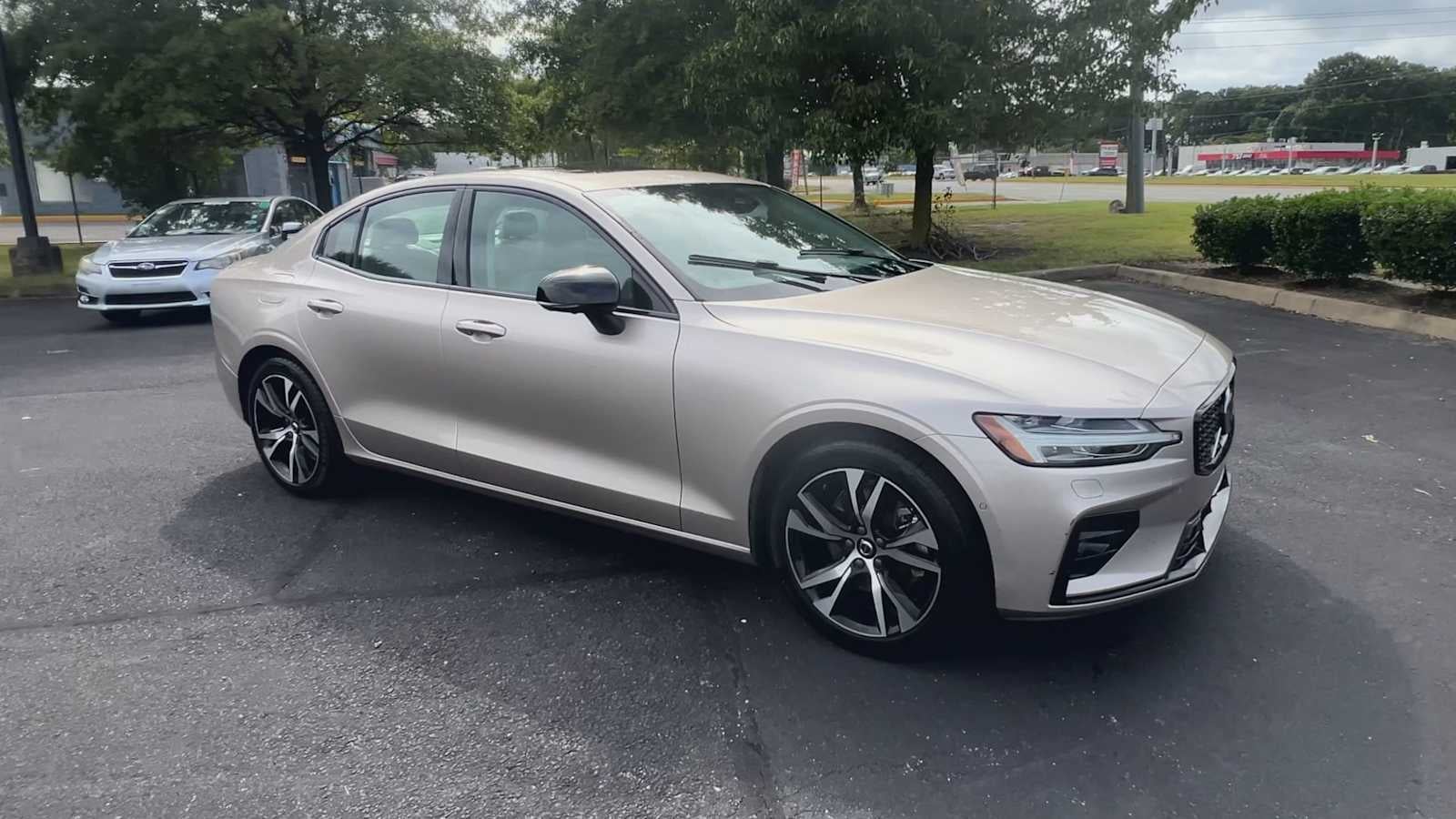 2024 Volvo S60 Plus Dark Theme