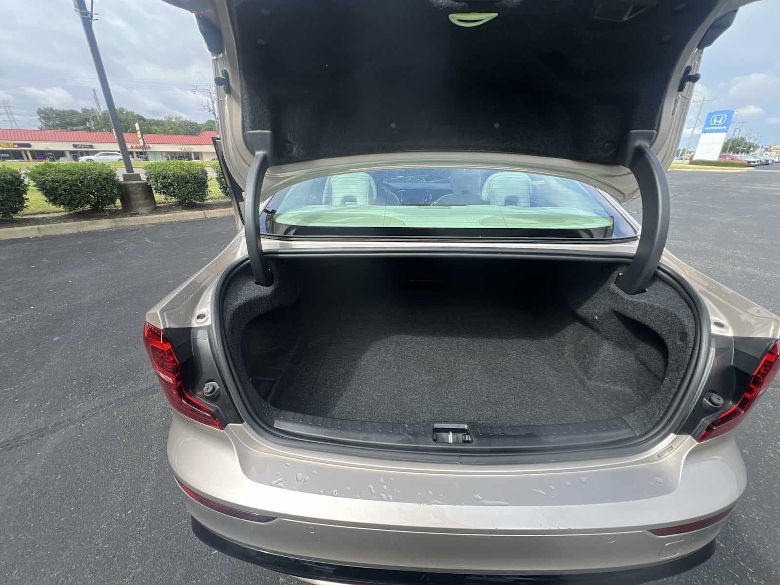 2024 Volvo S60 Plus Dark Theme