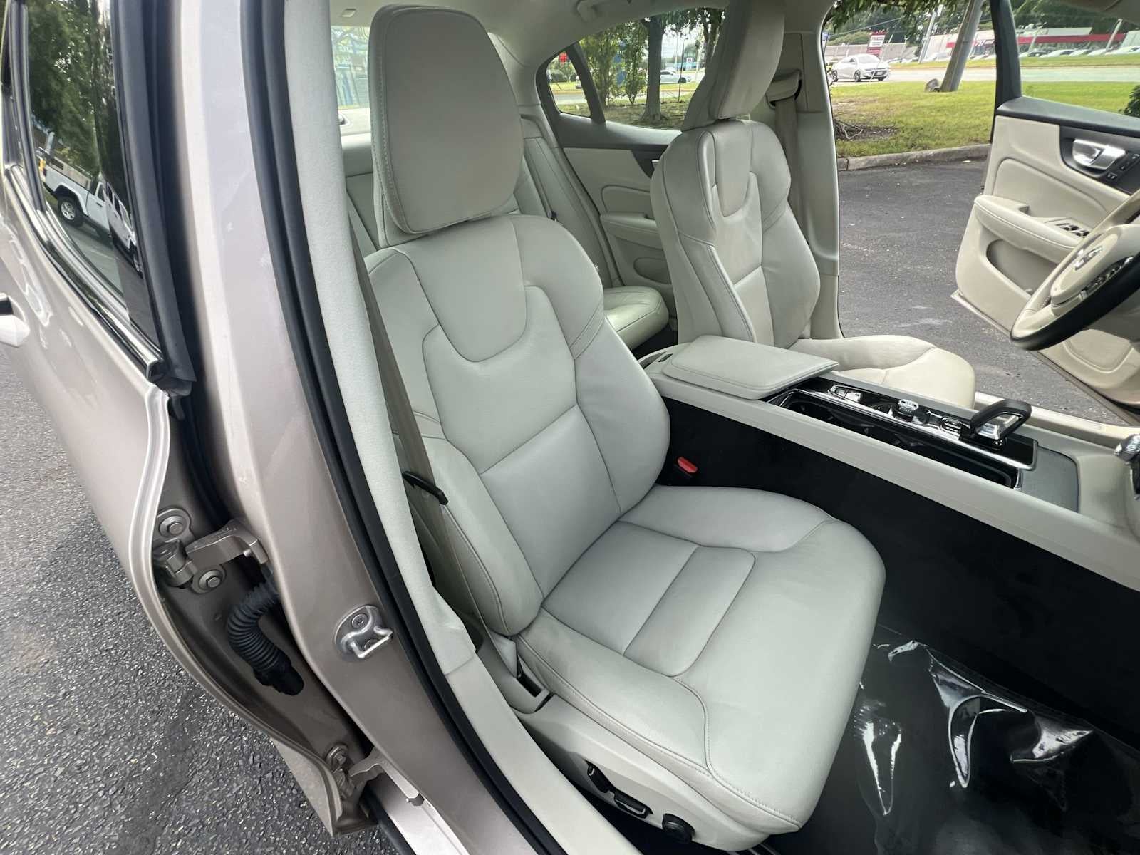 2024 Volvo S60 Plus Dark Theme