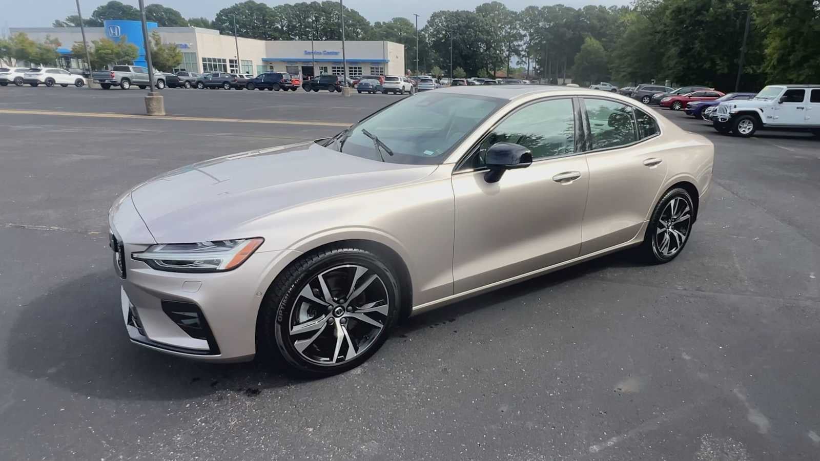 2024 Volvo S60 Plus Dark Theme