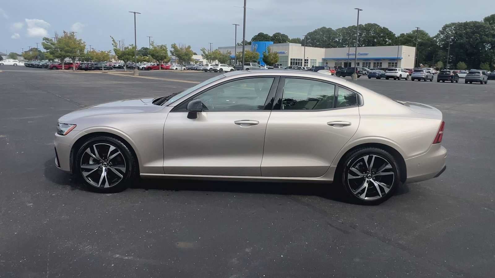 2024 Volvo S60 Plus Dark Theme