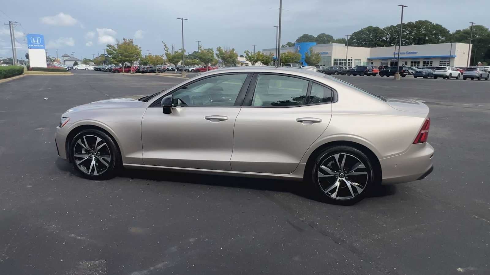 2024 Volvo S60 Plus Dark Theme