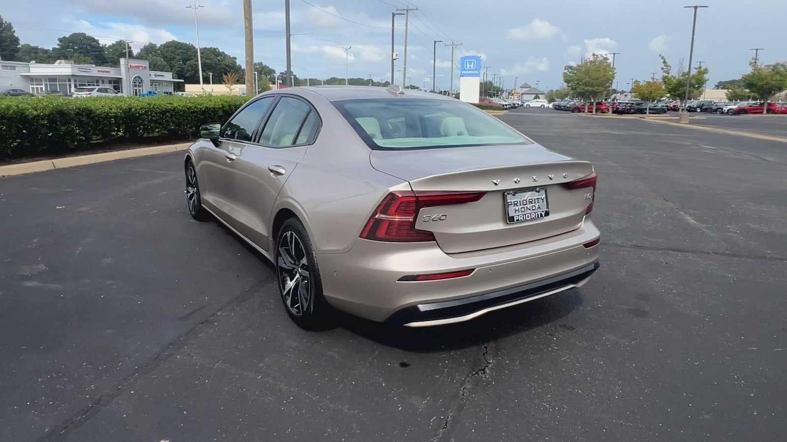2024 Volvo S60 Plus Dark Theme