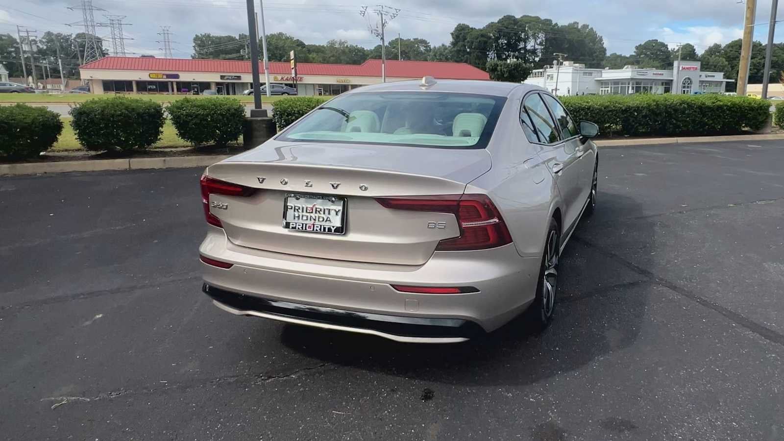 2024 Volvo S60 Plus Dark Theme